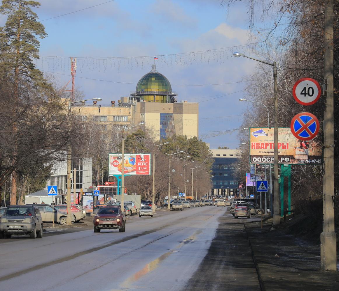 Новый светофор установили на проспекте Лаврентьева, где летом погиб мальчик