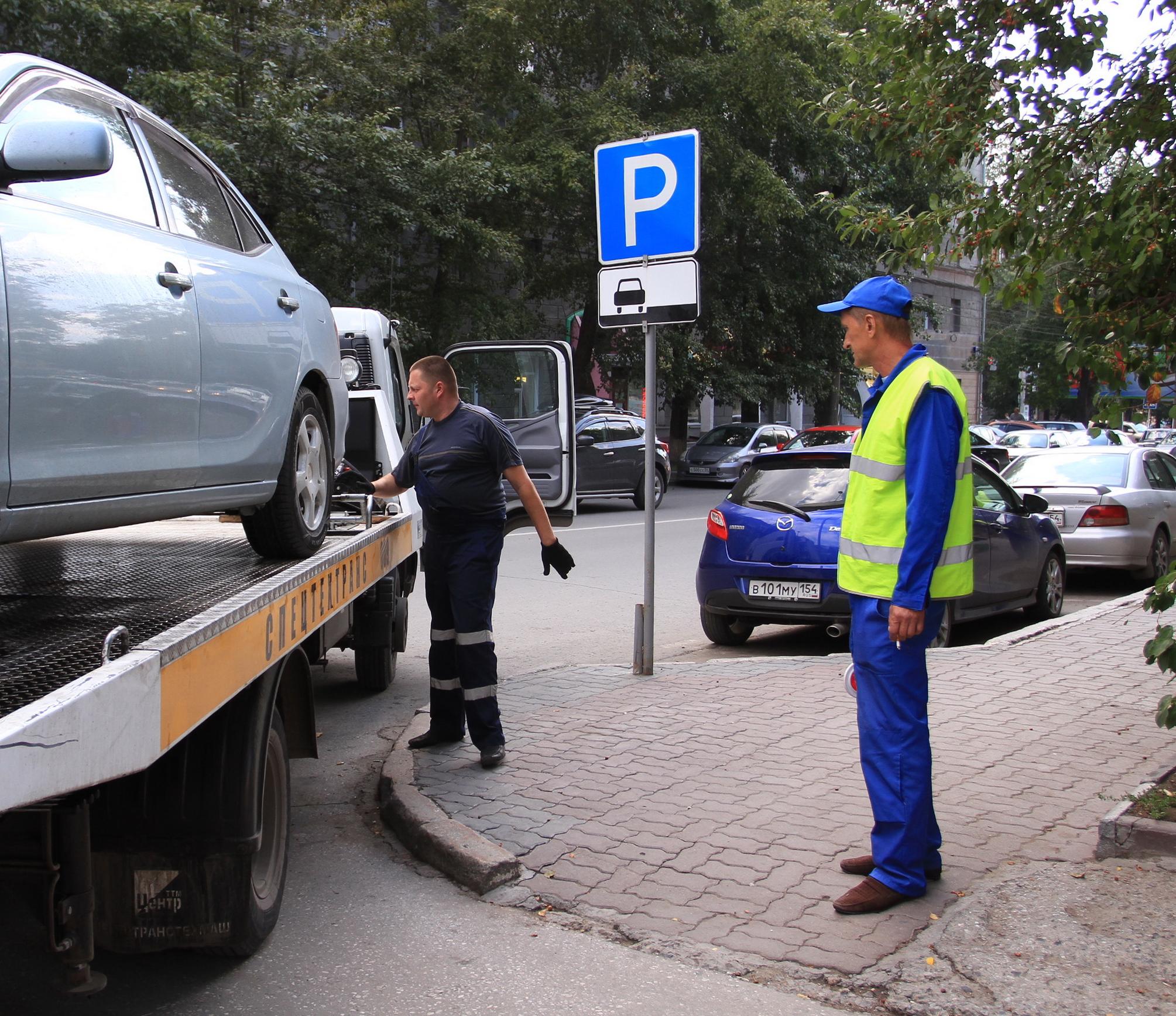 Работает эвакуатор: с 15 июня запретят парковку на Александра Чистякова