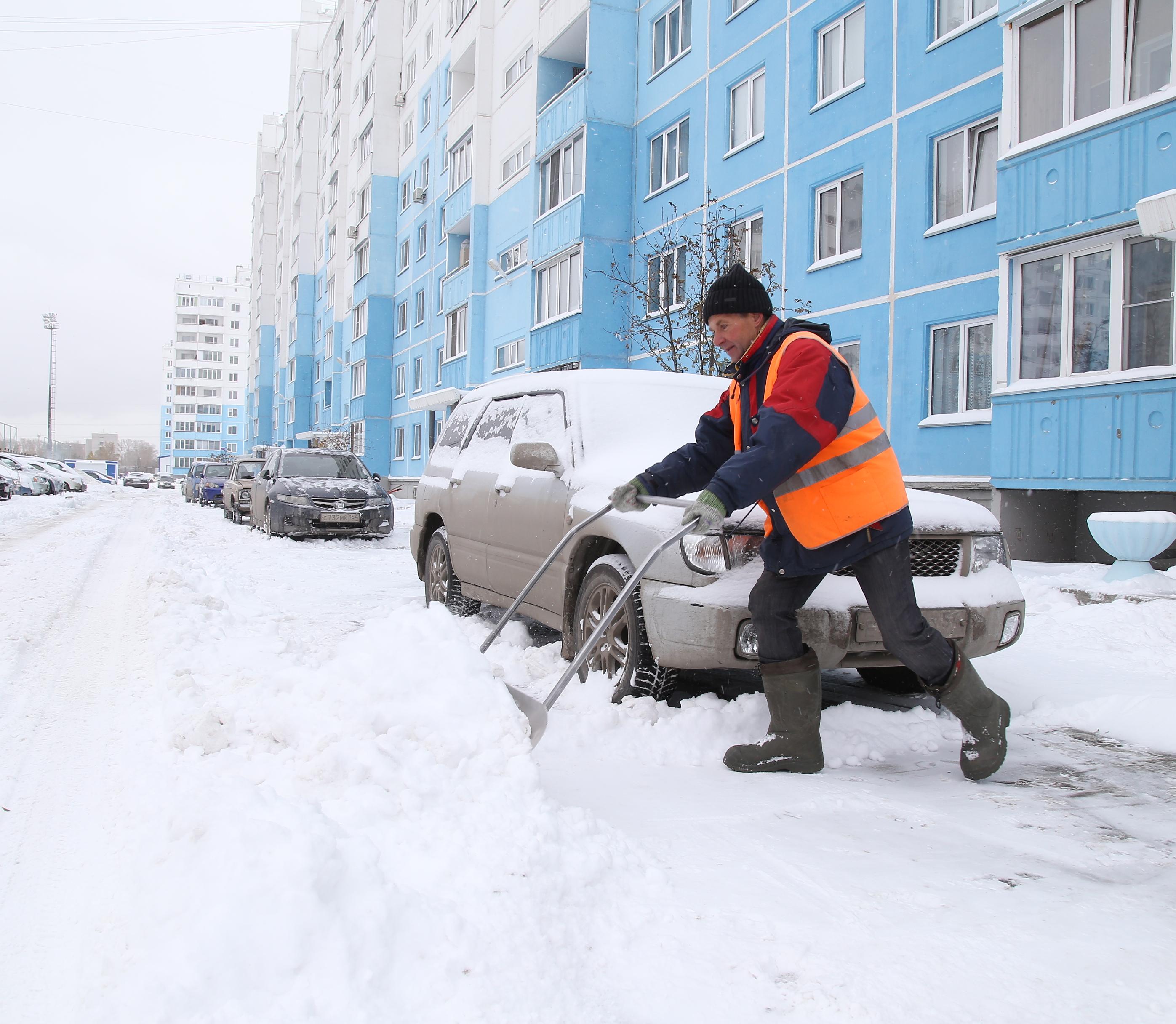 Клемешов поручил усилить уборку снега во дворах Новосибирска