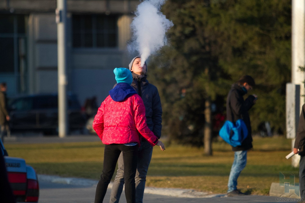 последний курильщик. To much smoke. курящий японец. курящий человек. человек с огромной сигарой.