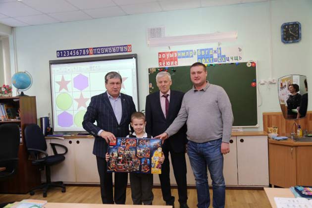 Дмитрий Медведев подарил новосибирскому школьнику «Лего»