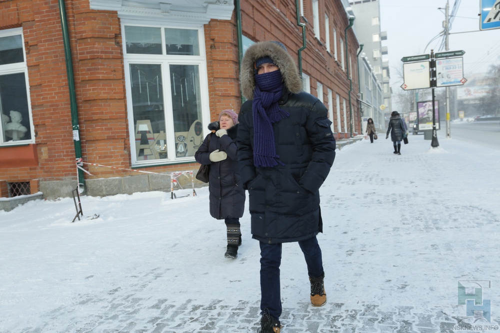 Сильные морозы в новосибирске. В 17 В Новосибирске градусов. Окалели или околели от холода.