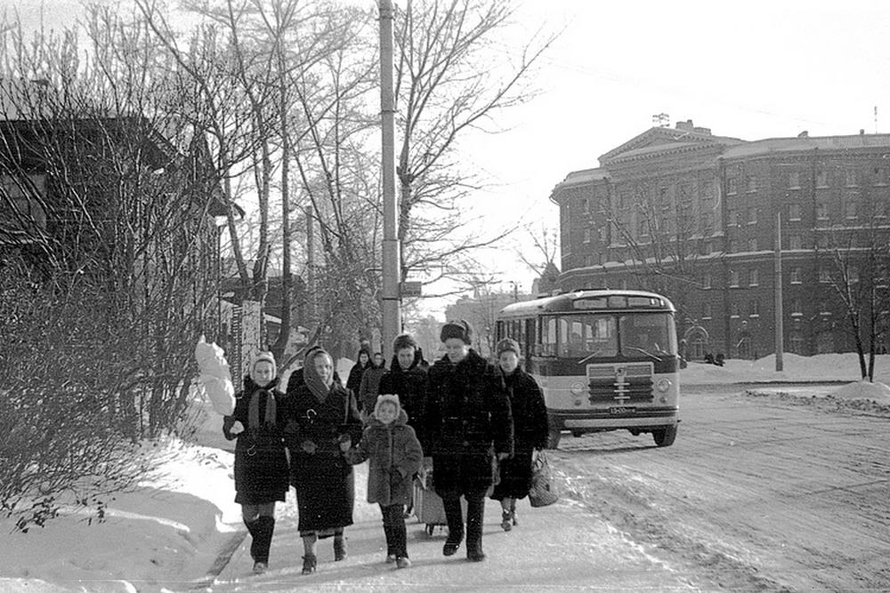Avtobus_na_Privokzalnoy_ploschadi_1965_god.jpg