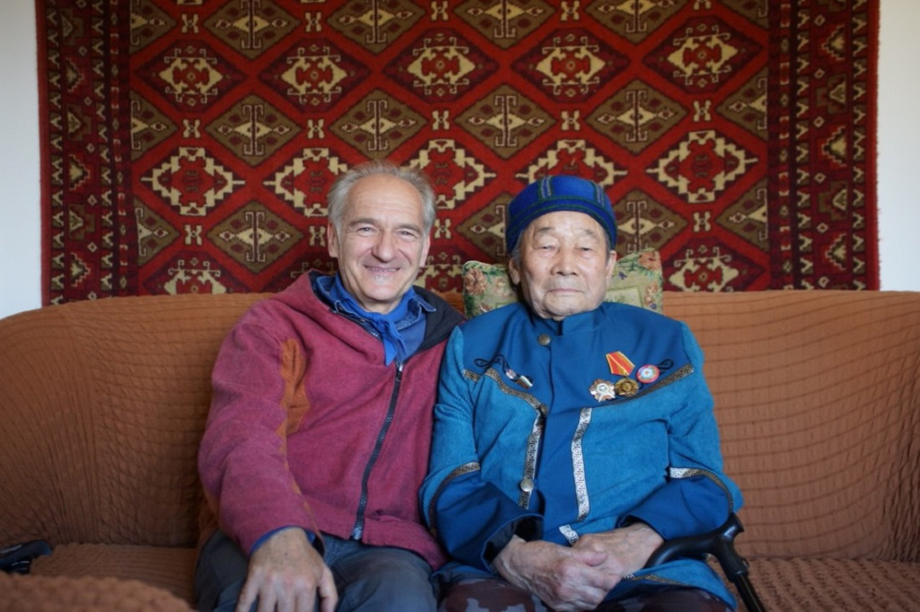 S_altayskim_pisatelem_Nikolaem_Shodoevym.jpg