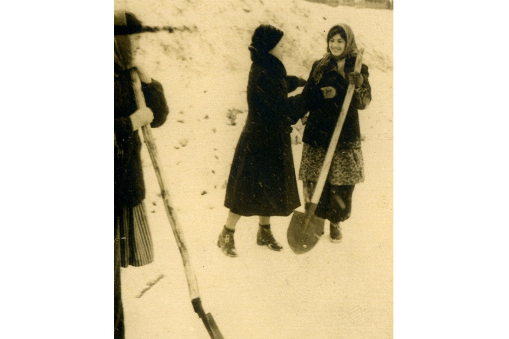 Zima_1956-57_gg_Raschistka_tramvaynykh_putey_na_Krasnom_pr.jpg