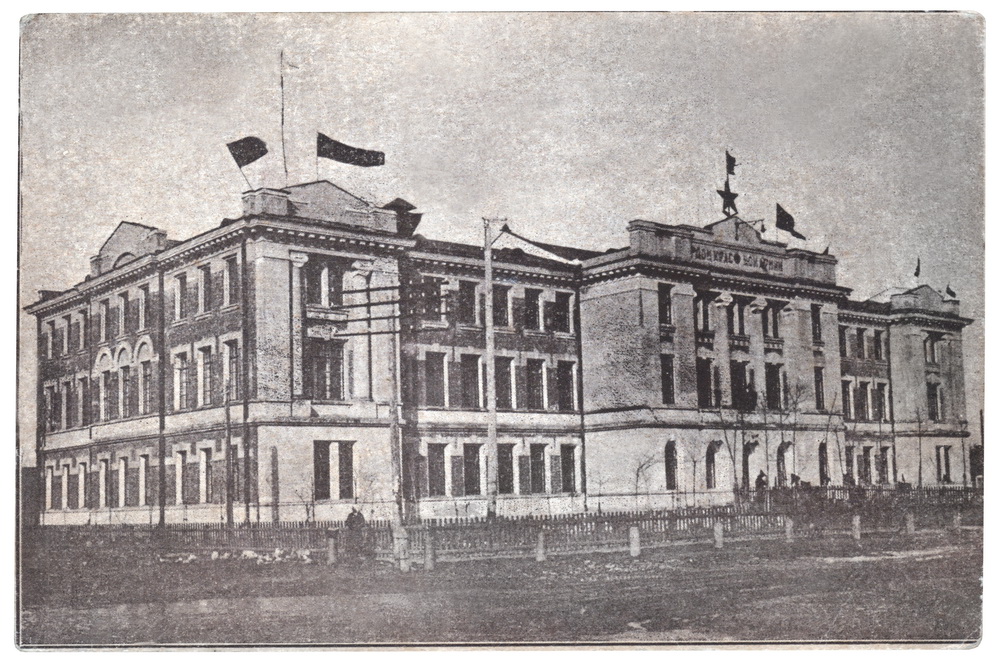 Novosibirsk_Dom_Krasnoi_774_Armii__1926-28.jpg