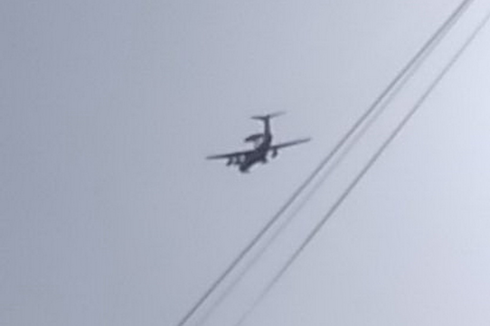23 февраля сбили самолет в краснодарском крае. Военный самолет с тарелкой на крыше над Анапой. Самолёт разведчик России над Анапой. Столкновение над Анапой. E4a самолет дальнего обнаружения.
