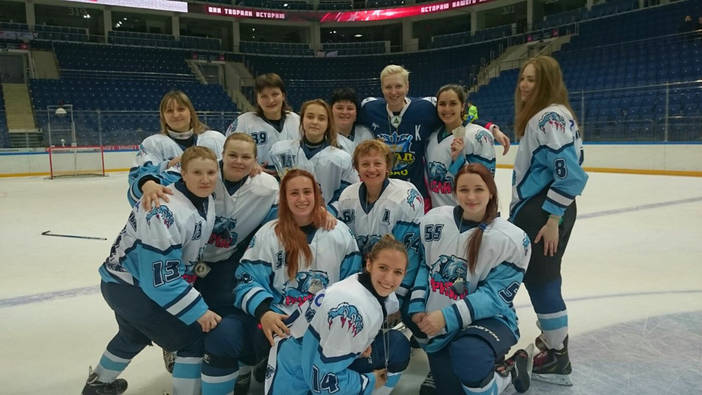 Кхл жхл. Гризли женская хоккейная команда. Женская хоккейная команда Гризли Новосибирск. Гризли команда хоккей.