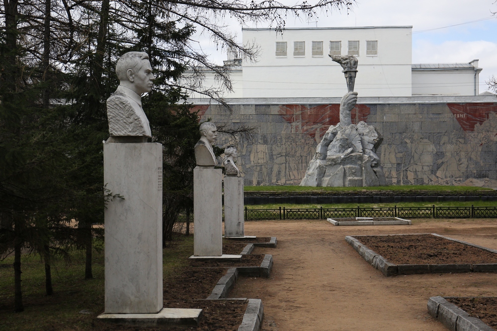 Сквер революции памятник. Памятник героям революции в Новосибирске. Сквер героев революции в Новосибирске. Обелиск героям революции в Пятигорске.