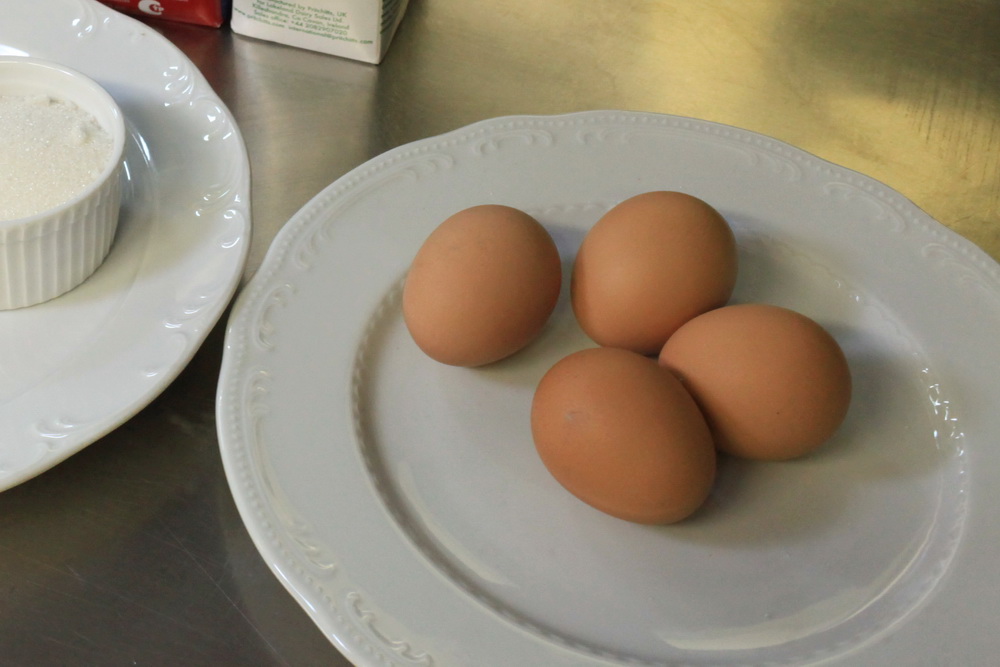 Гусиные яйца едят. Яичница из гусиных яиц. Яйца куриные, гусиные, Утиные, индюшачьи, перепелиные.. Гусиные яйца жареные. Блюда из гусиных яиц.