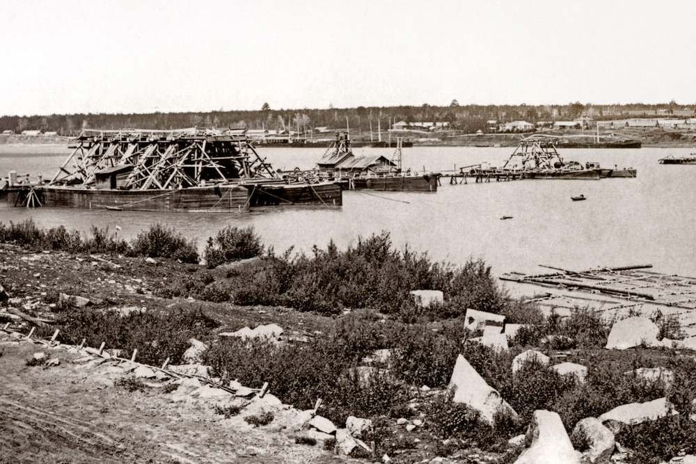 Строительство. вид с левого берега, 1894.jpg