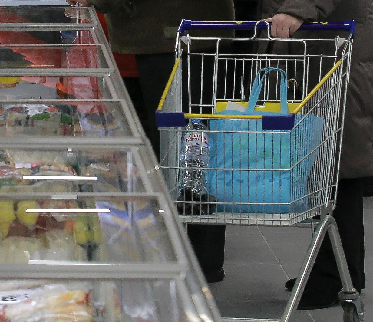 Минимальный набор продуктов обойдется новосибирцу в 7332 рубля