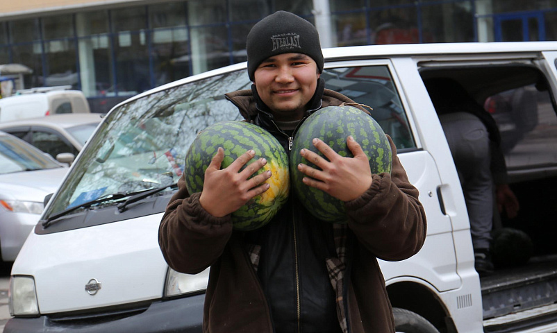 Узбекскую черешню и иранские арбузы начали продавать в Новосибирске