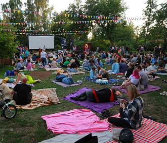 Пушистый газон посеют в Нарымском сквере для показов «Кино на траве»