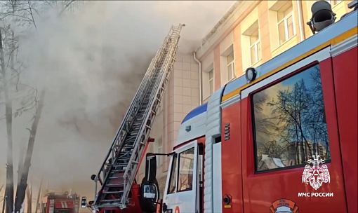 670 человек эвакуировали из горящего колледжа в Новосибирске