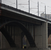 Новое барьерное ограждение установят по всей длине Октябрьского моста