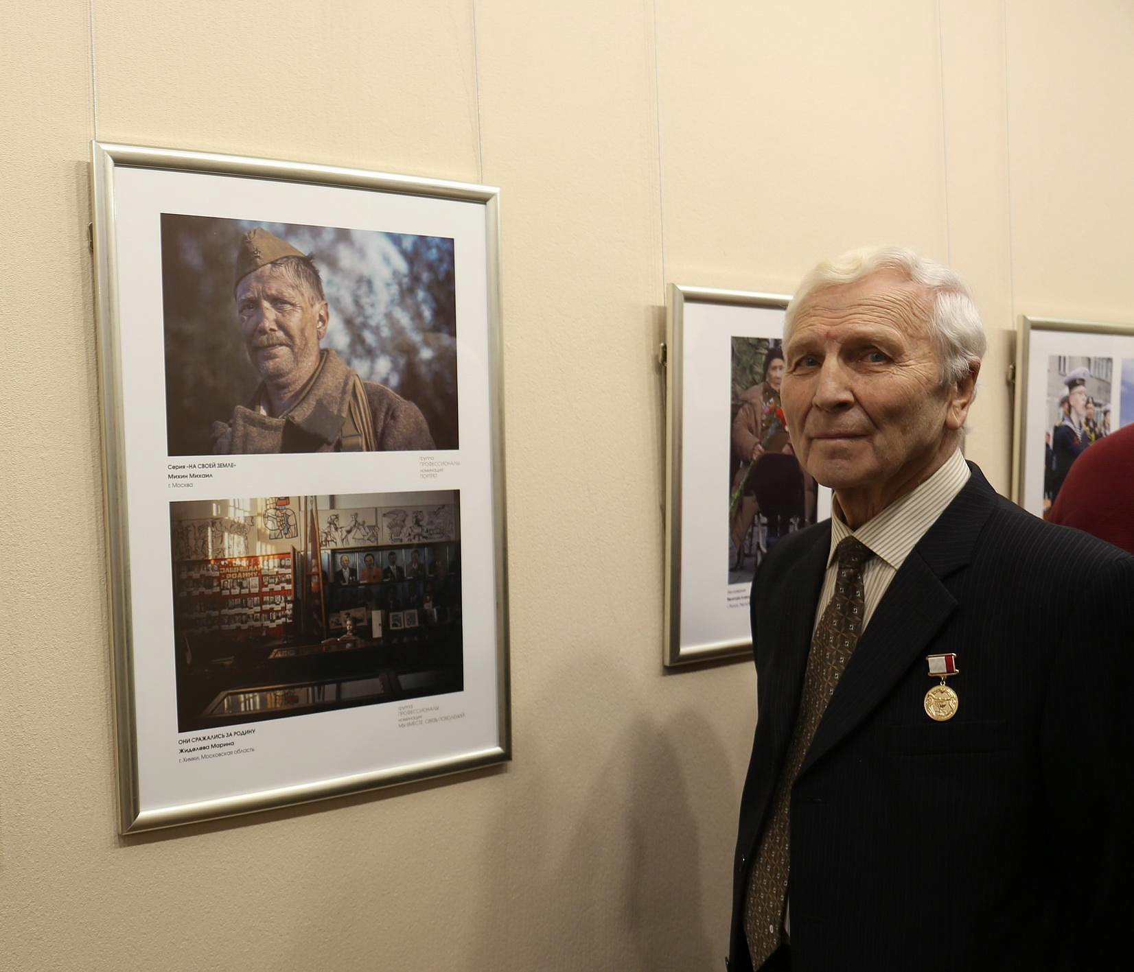 Трогательные фото с фронтовиками собрали на выставке «Отцы и дети»