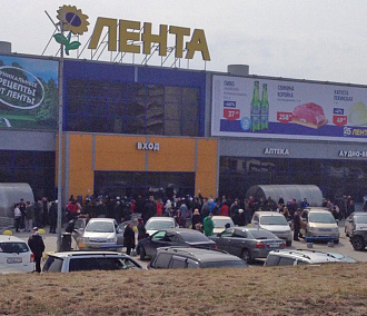 Людей эвакуировали из «Ленты» в Новосибирске из-за банки с горошком