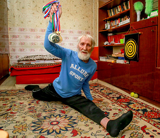 88-летний житель Академгородка садится на шпагат и включает свет ногой