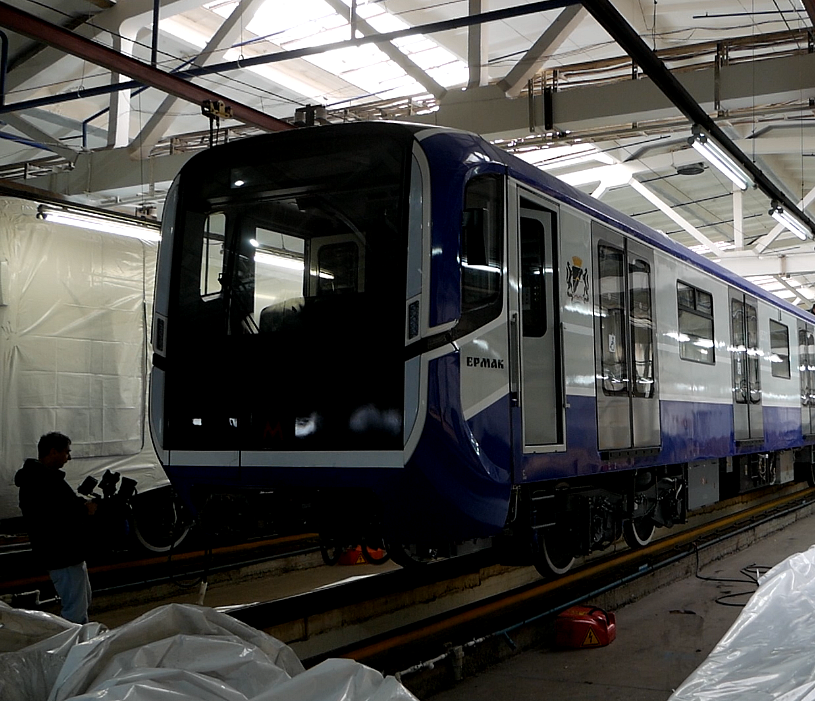Распаковали как подарки: защитную плёнку сняли с метропоездов «Ермак»