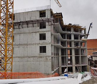 Многоэтажку-трилистник строят на месте заброшенного котлована в центре