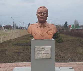 Отреставрированный бюст героя Советского Союза вернули на прежнее место