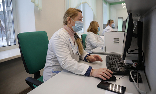 Робот Николай стал записывать новосибирцев к врачу через MAX