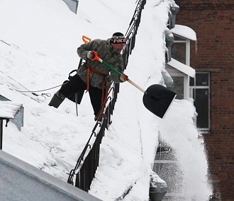 Новосибирских жилищников штрафуют за неубранный с крыш снег