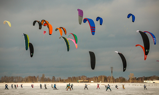 Приручить воздушного змея: 26 впечатляющих фото с турнира по сноукайтингу
