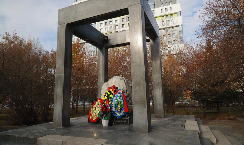 Память жертв политических репрессий почтили в Нарымском сквере