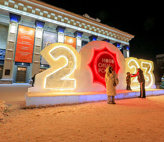 Ледяные новогодние украшения вывезут из Театрального сквера к 14 февраля