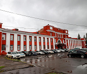 Насыщенно-красным стал фасад проходной оловокомбината на улице Мира: фото
