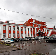 Насыщенно-красным стал фасад проходной оловокомбината на улице Мира: фото