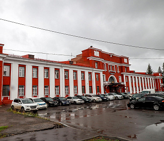 Насыщенно-красным стал фасад проходной оловокомбината на улице Мира: фото