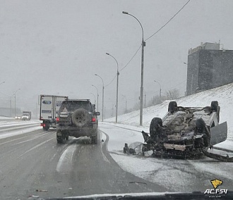 Снежная буря вызвала транспортный коллапс в Новосибирске