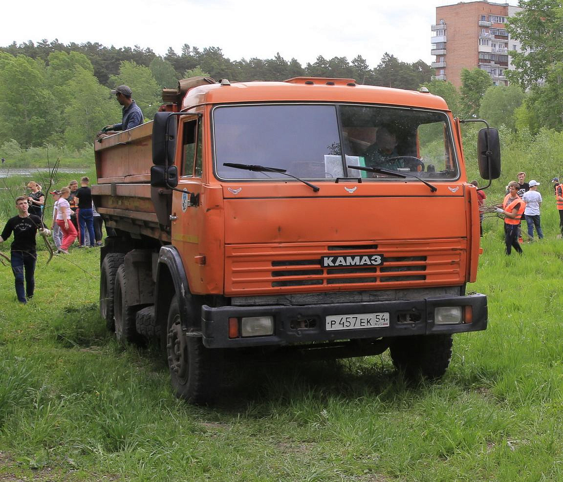 Несколько грузовиков с мусором вывезли после «средника» на Галущака