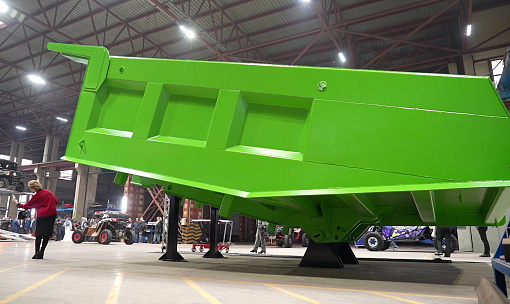 Новинки машиностроения: НовосибАРЗ презентовал карьерный кузов и автовоз