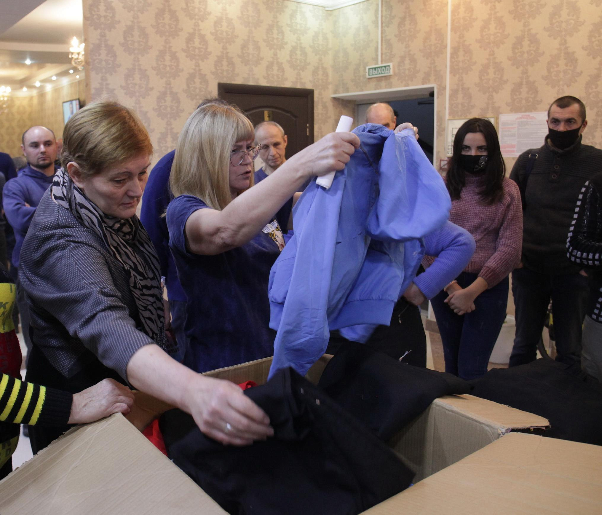 Дублёнки и джинсы собрали новосибирцы для беженцев из Донбасса