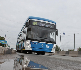 Мэр Новосибирска пообщался с пассажирами нового троллейбуса №29