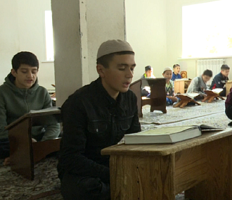 Дети мигрантов учат русский алфавит в новосибирской мечети