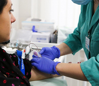 Новосибирским медикам начали делать прививки против коронавируса