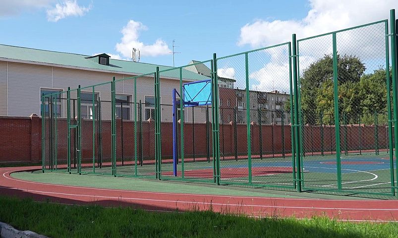 У школы на Вертковской после ремонта появилась спортивная площадка