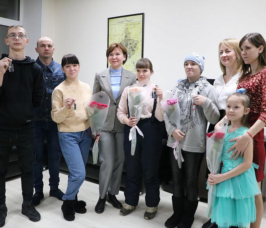 Девять сирот получили ключи от квартир в Новосибирской области