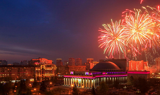 Фейерверки озарили небо над Новосибирском — смотрим огненные фото