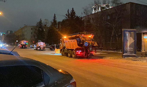 Лёд на тротуарах в центре Новосибирска успели вскрыть до похолодания