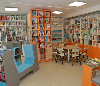Модельную библиотеку с диванами в виде корабликов открыли на Затоне