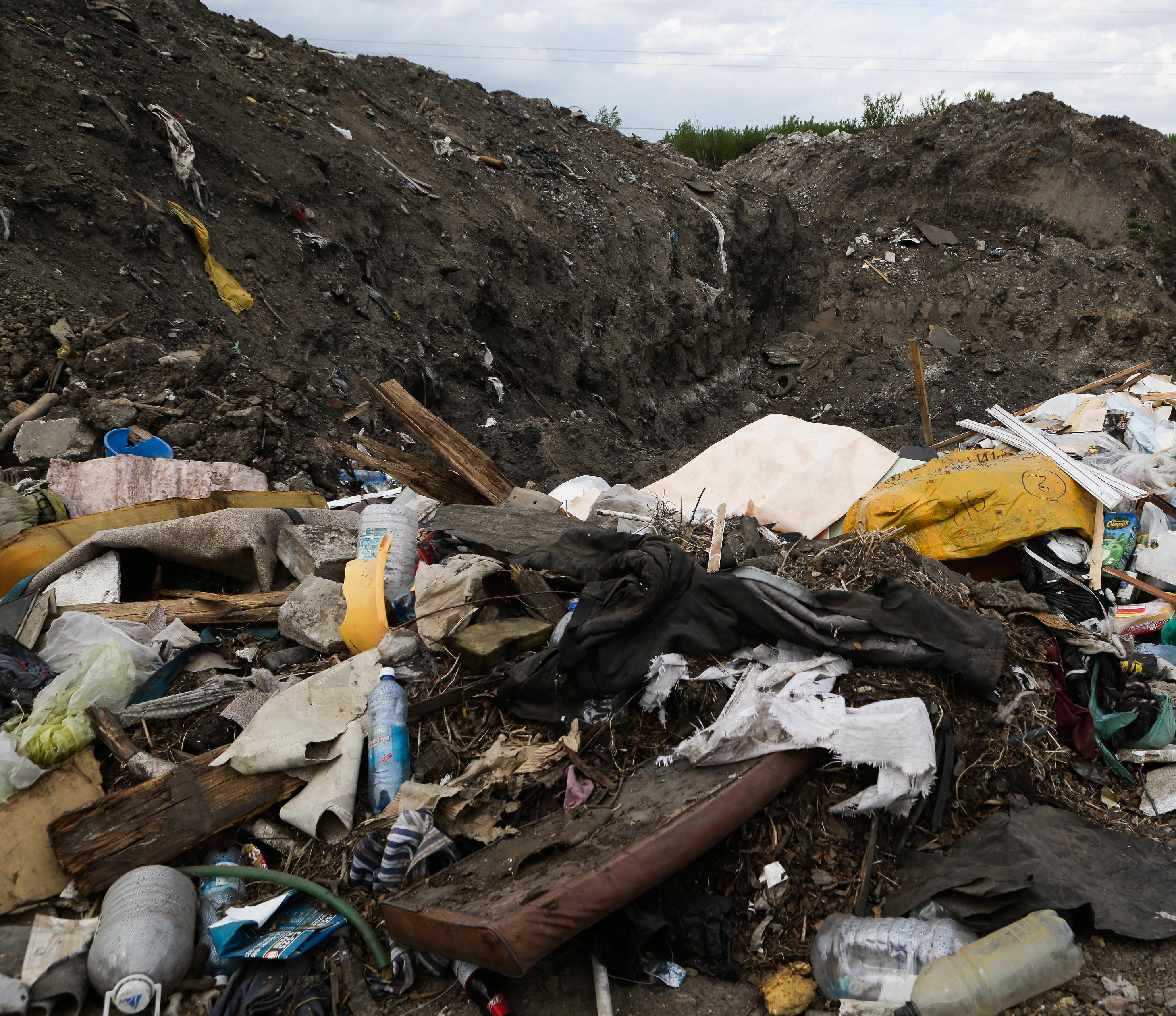 «Серые» КамАЗы незаконно сваливают мусор во дворах Новосибирска