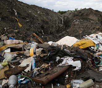 «Серые» КамАЗы незаконно сваливают мусор во дворах Новосибирска