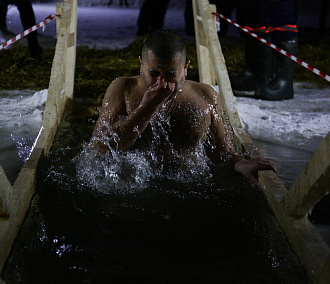 Мороз по коже: фоторепортаж с ночных купаний в крещенской проруби