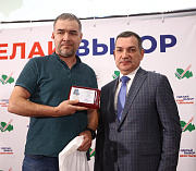 Люди трудовой доблести: мэр Кудрявцев наградил заводчан за поддержку СВО